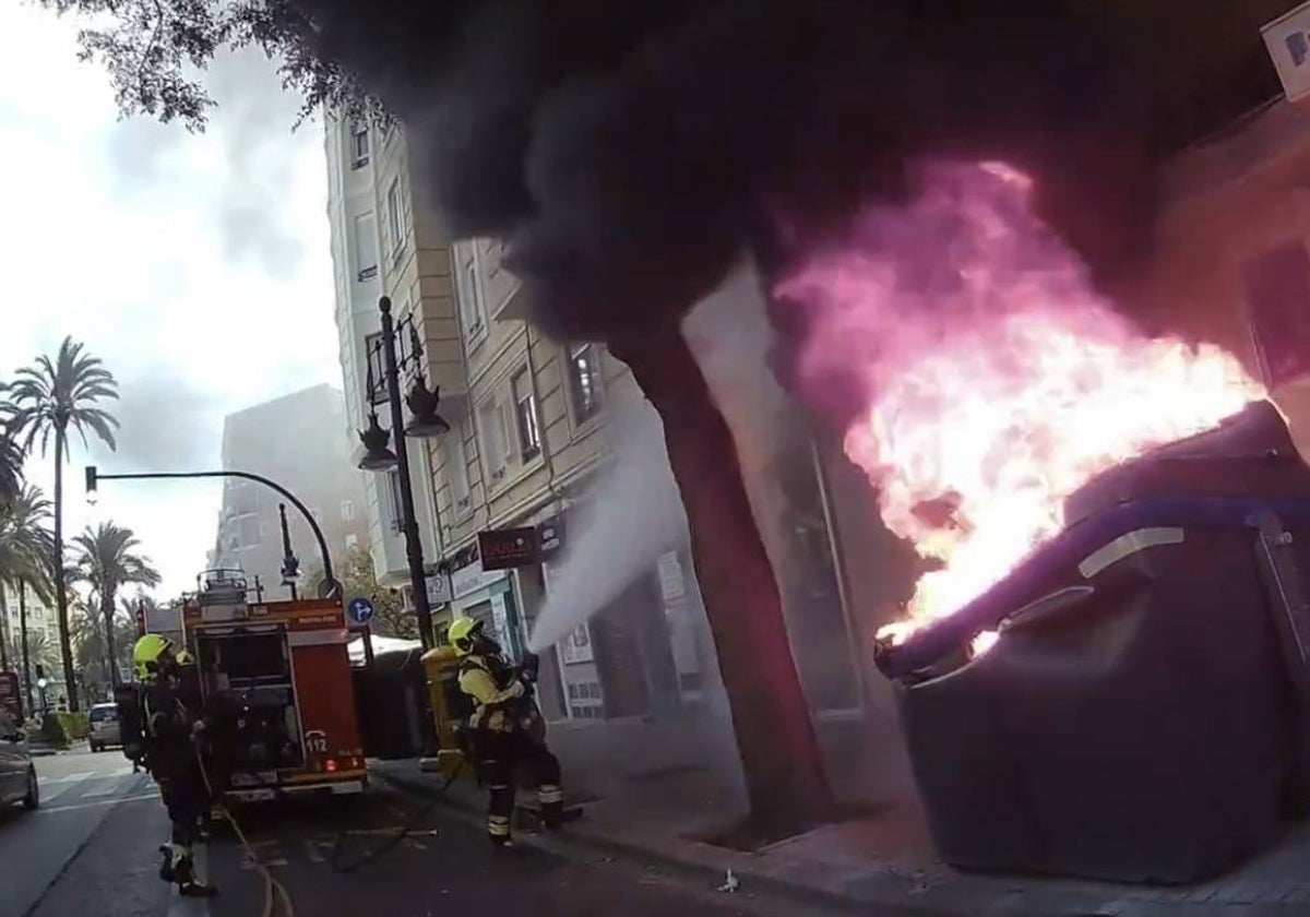 Extinción del contenedor incendiado en la avenida Reino de Valencia.