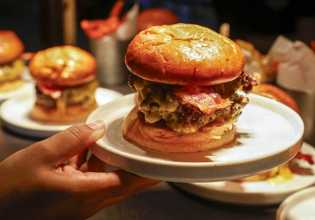 La Singular Burger, antes de salir hacia una mesa del restaurante de la calle San Vicente.