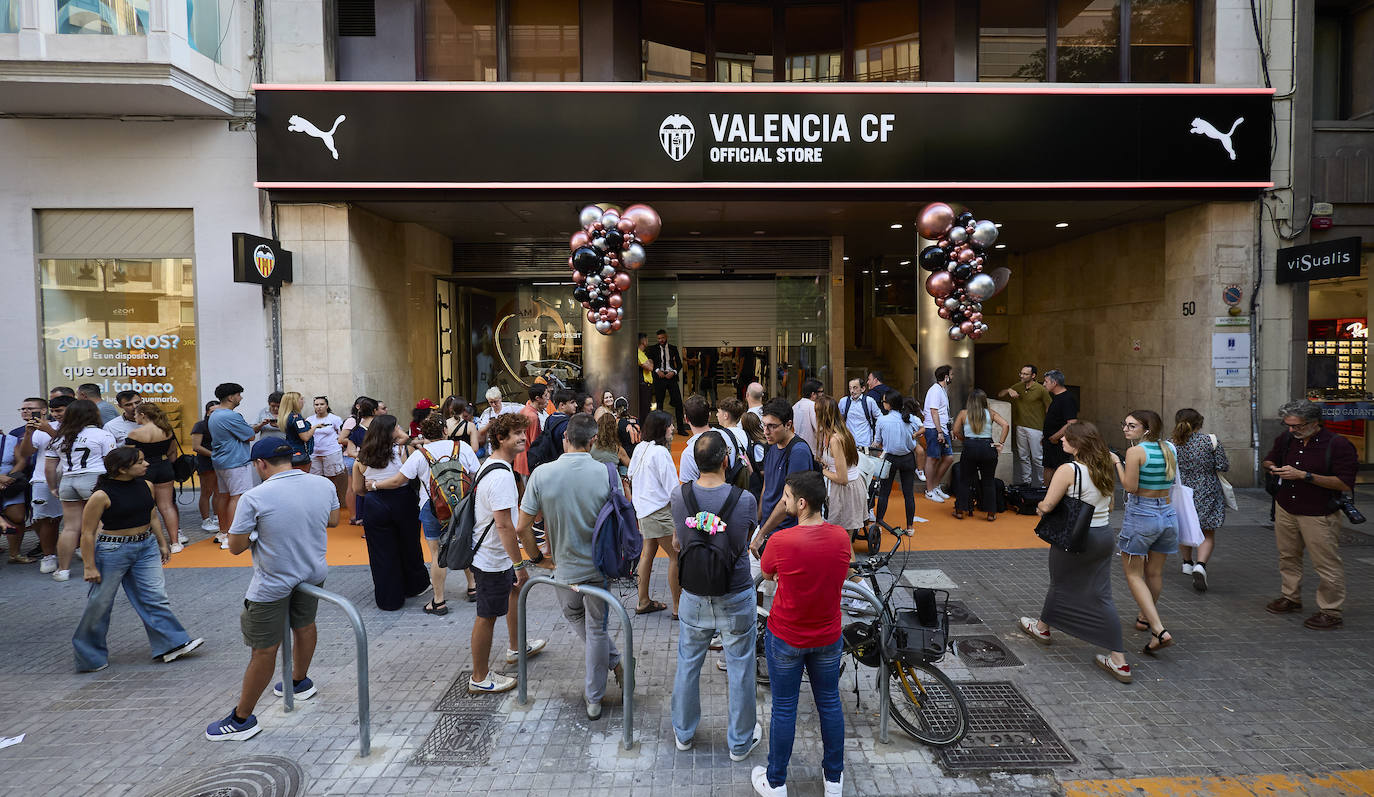 La nueva tienda del Valencia CF en la calle Colón abre sus puertas