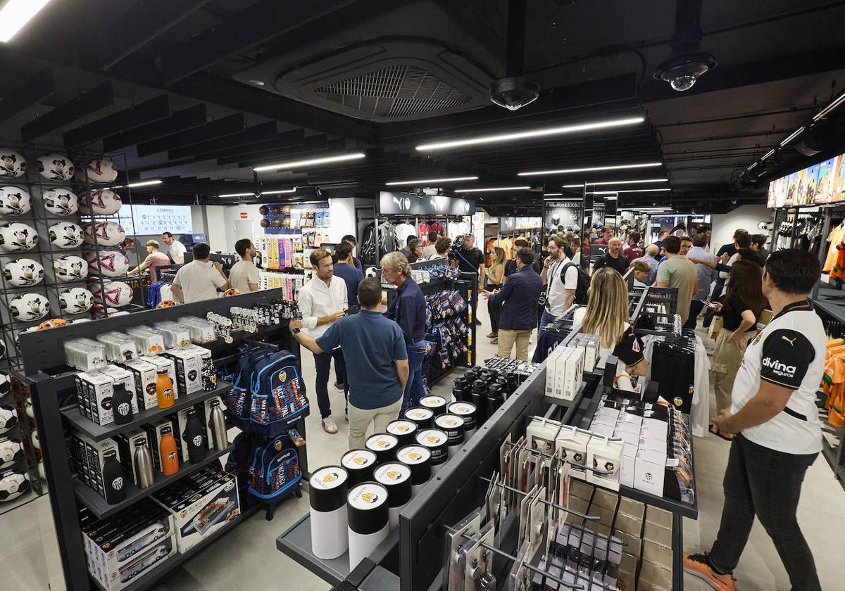 La nueva tienda del Valencia CF en la calle Colón abre sus puertas