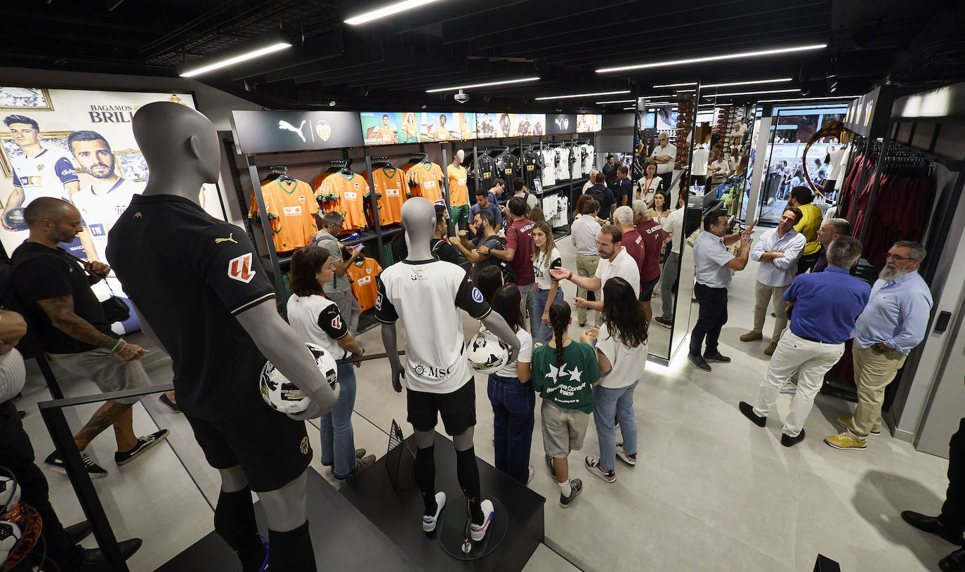 La nueva tienda del Valencia CF en la calle Colón abre sus puertas