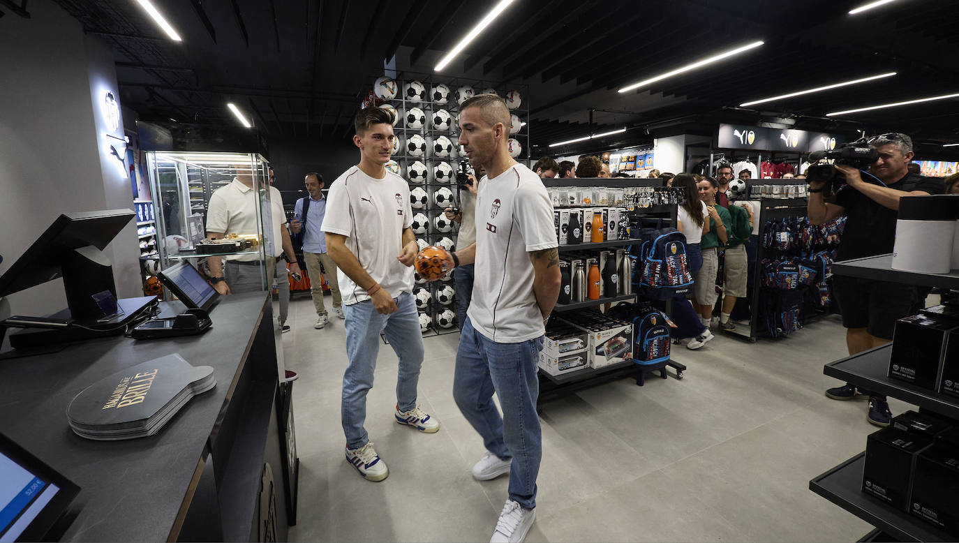 La nueva tienda del Valencia CF en la calle Colón abre sus puertas