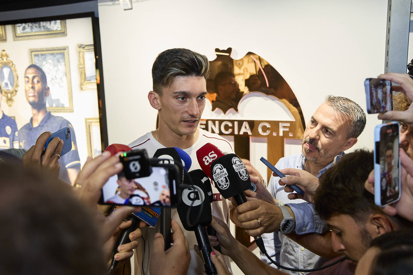 La nueva tienda del Valencia CF en la calle Colón abre sus puertas