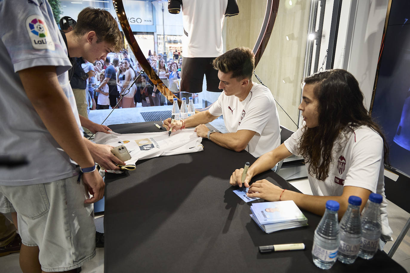 La nueva tienda del Valencia CF en la calle Colón abre sus puertas