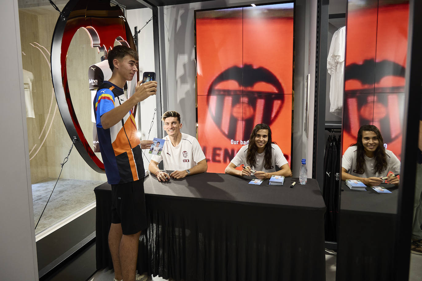 La nueva tienda del Valencia CF en la calle Colón abre sus puertas