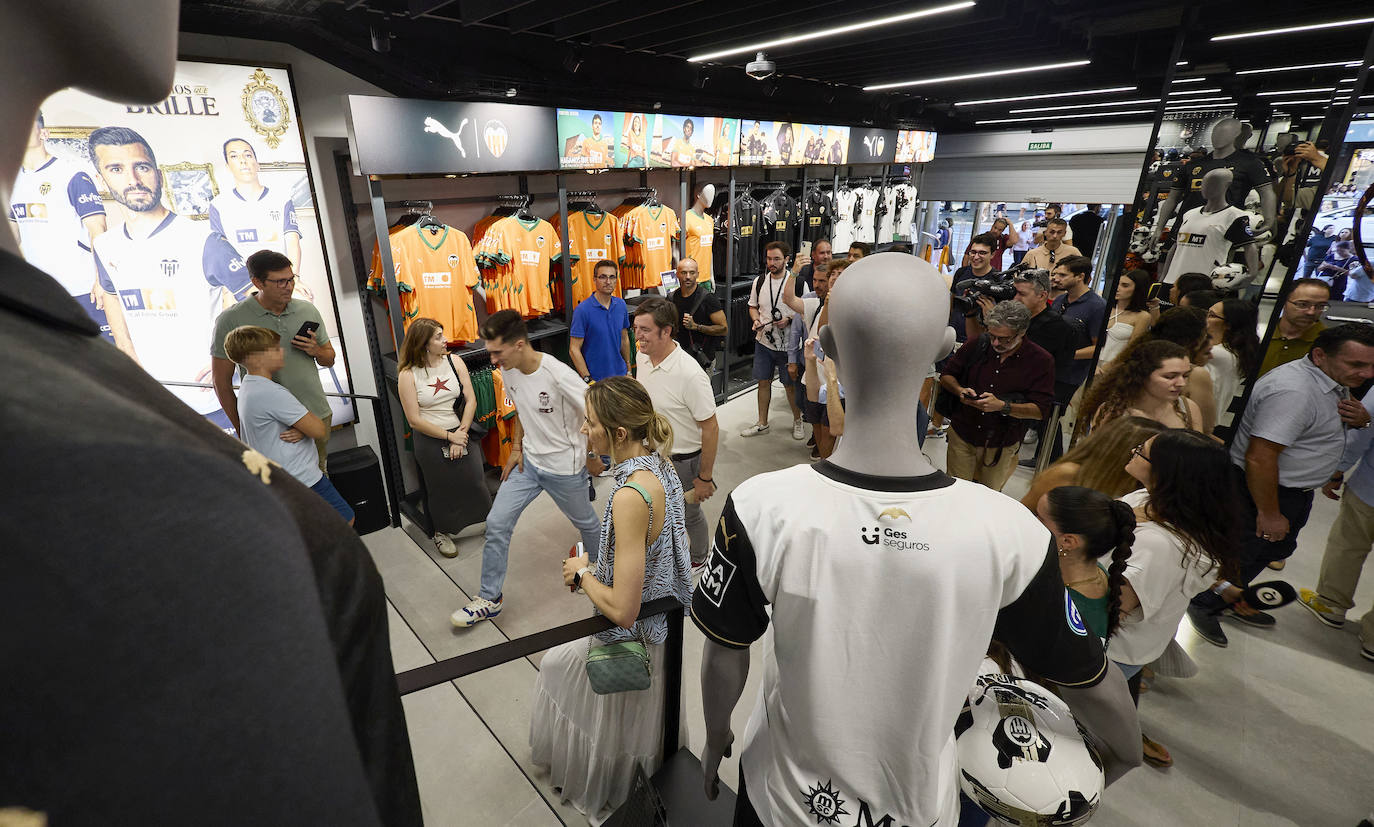 La nueva tienda del Valencia CF en la calle Colón abre sus puertas