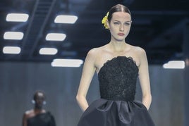 Una modelo presenta una creación del diseñador estadounidense Wes Gordon para la firma Carolina Herrera