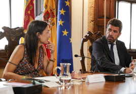 Mazón, junto a la consellera Ruth Merino, en el Pleno del Consell.