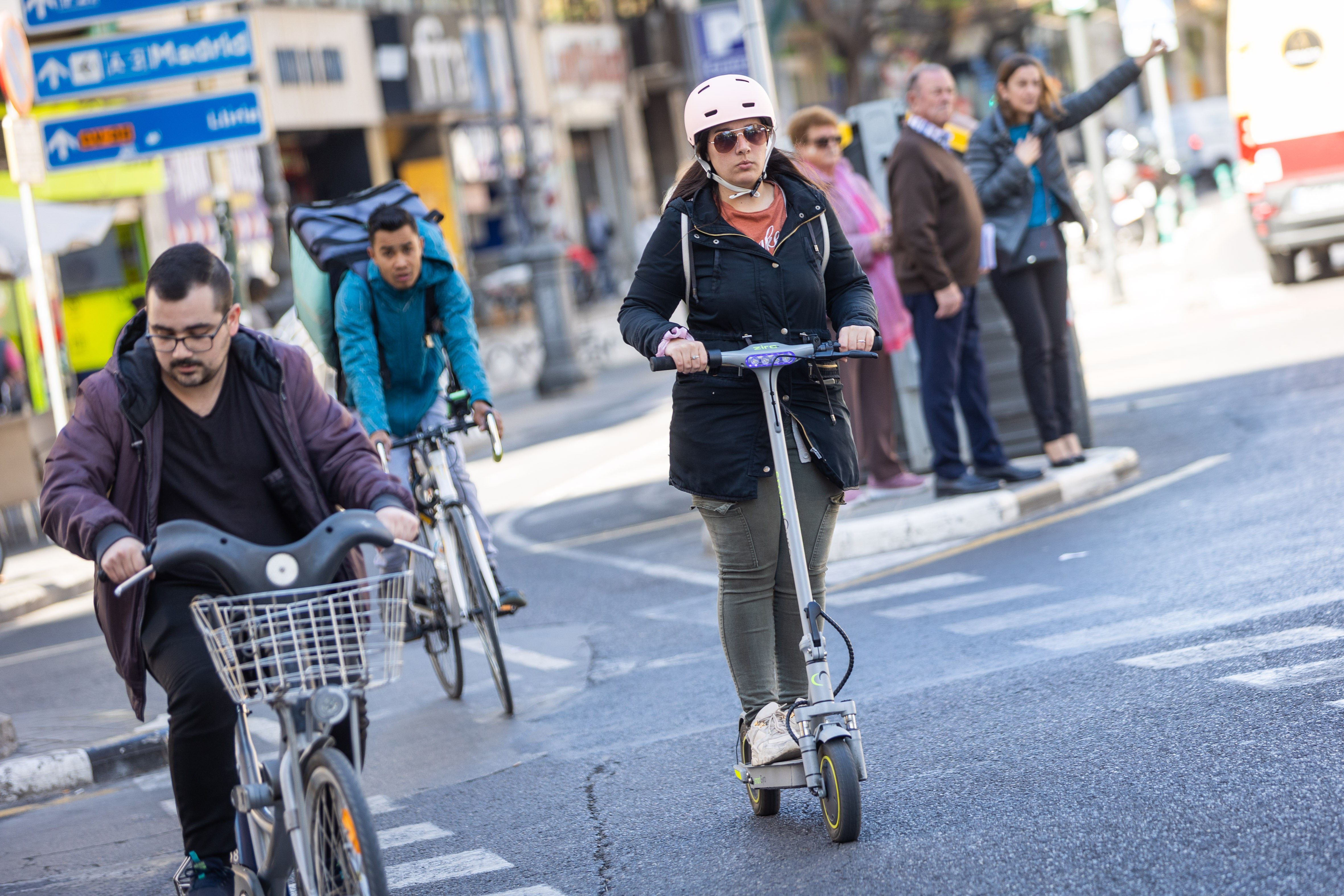 Los accidentes laborales de tráfico con bicicletas y patinetes se disparan en la Comunitat más de un 381% desde 2016 