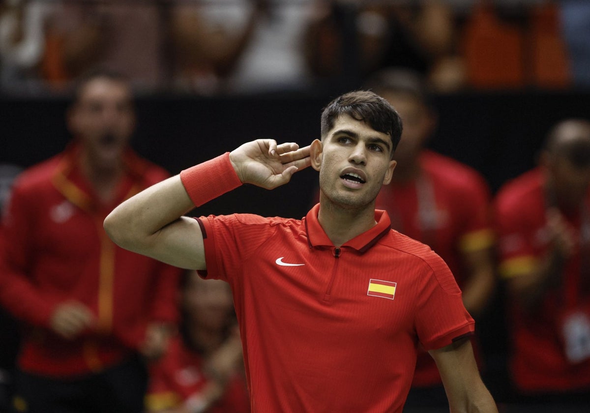 Carlos Alcaraz celebra con la Fonteta un punto en su partido ante Machac.