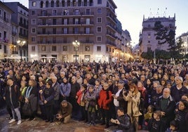 Concentración en recuerdo de las víctimas del accidente, en la plaza de la Virgen.