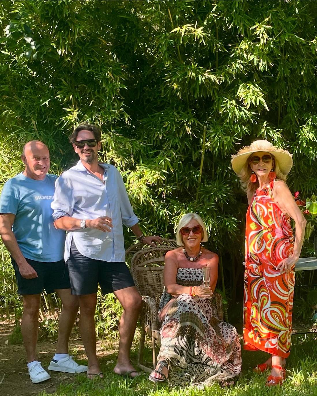 Álex Jordán y Julia Pérez Broseta, en el jardín de la casa de Mayrén Beneyto en Beniarbeig.