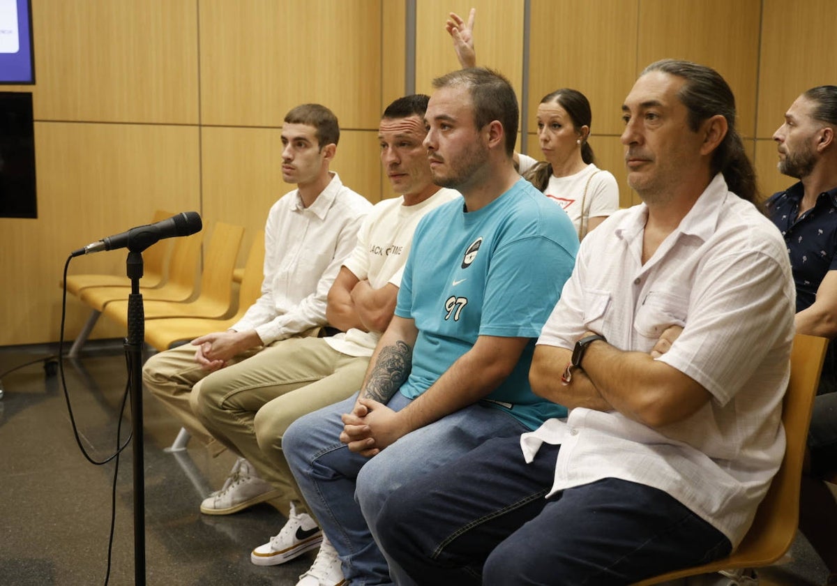 Los acusados de tráfico de drogas durante la sesión del juicio en la Audiencia.