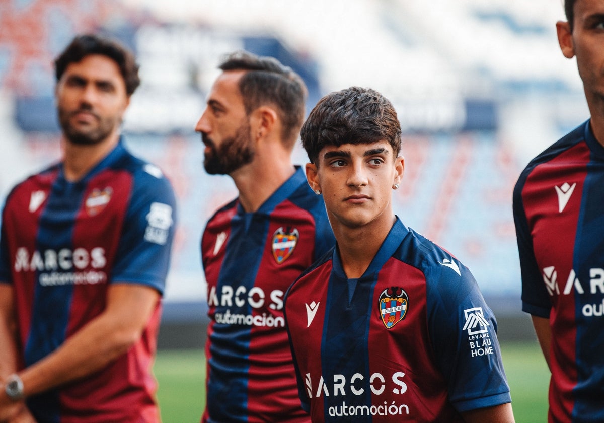 Víctor Fernández Jr, en el acto de presentación de fichajes.