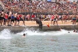 Una sesión de bous a la mar de Dénia.