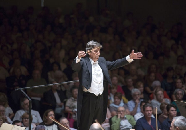 Manuel Galduf, dirigiendo a la Orquesta de València.