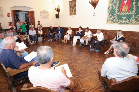 Mazón y los representantes de ganaderos de reses bravas en la reunión de Segorbe.