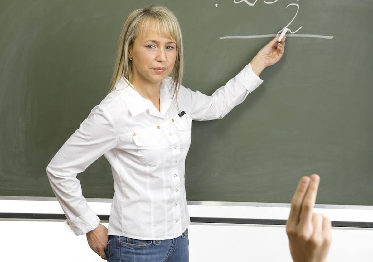 Una profesora dando clase.