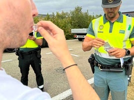 Un conductore realiza una prueba de alcoholemia.