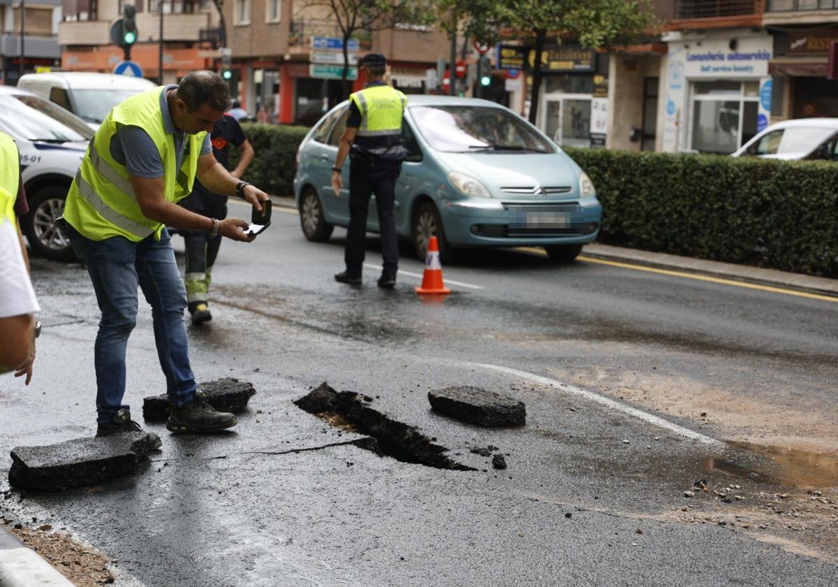 Fotos del reventón de una tubería en la avenida Peset Aleixandre de Valencia