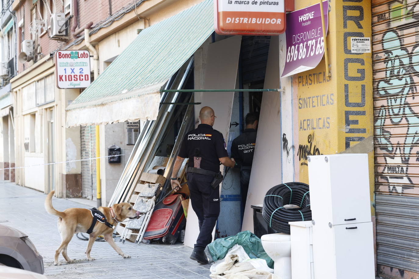 La Policía finaliza la búsqueda del cadaver de una mujer en un bajo de Valencia sin encontrarlo