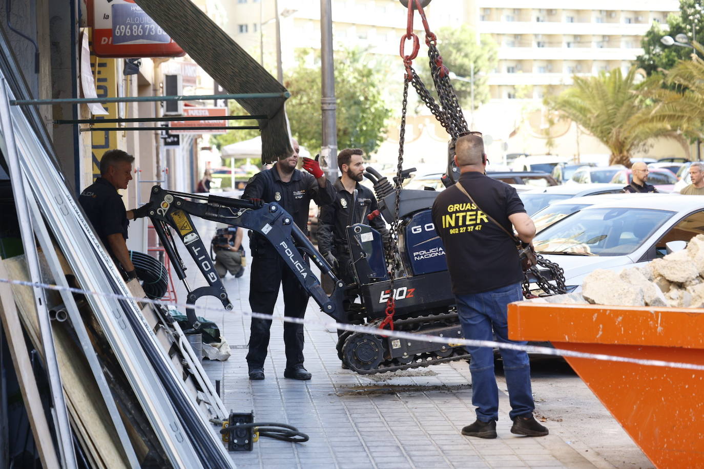 La Policía finaliza la búsqueda del cadaver de una mujer en un bajo de Valencia sin encontrarlo