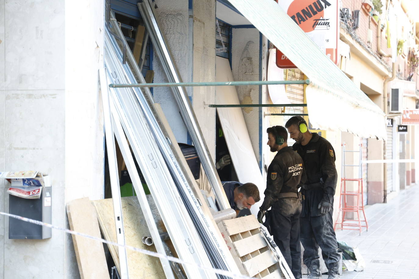 La Policía finaliza la búsqueda del cadaver de una mujer en un bajo de Valencia sin encontrarlo