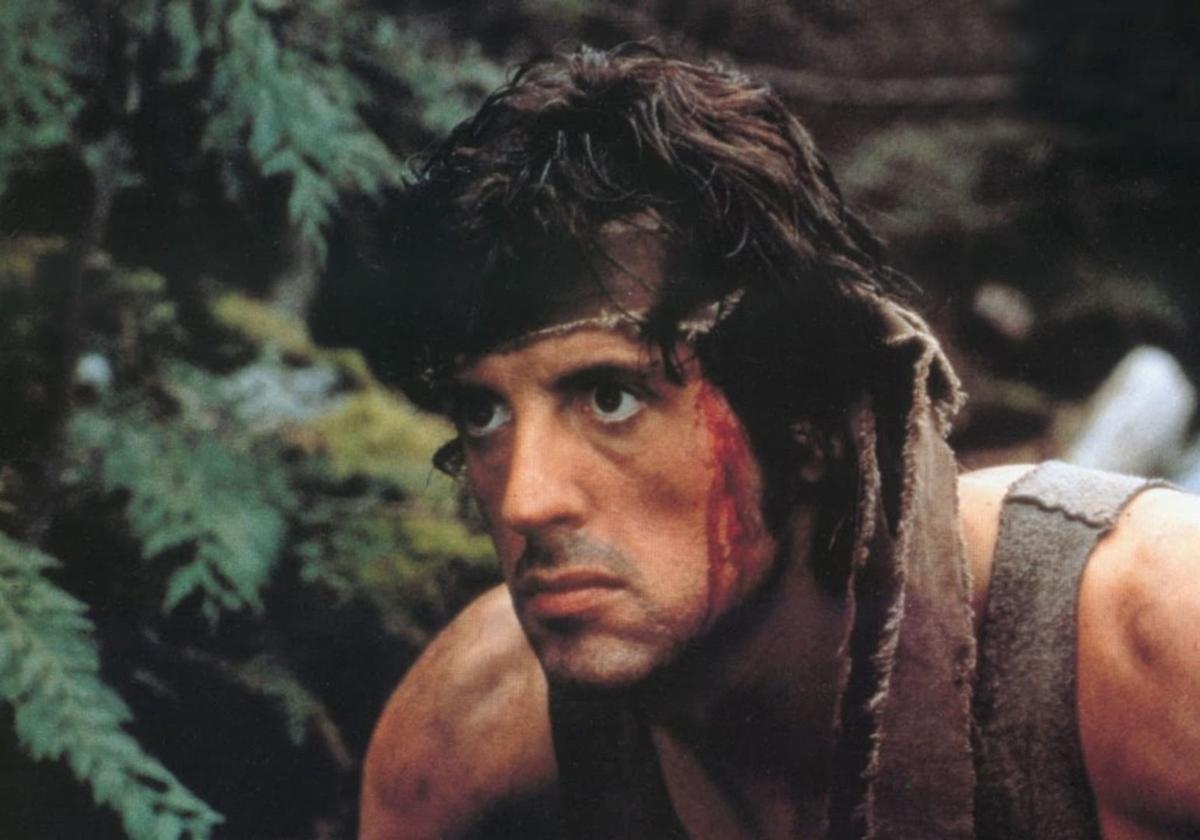 Stallone caracterizado como 'Rambo'.