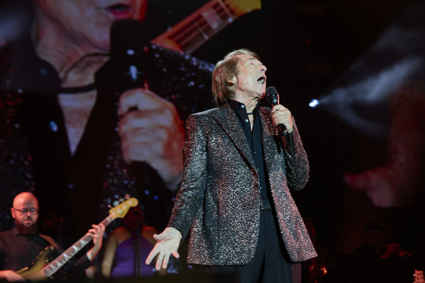 Raphael enamora a Valencia en otra &#039;gran noche&#039;