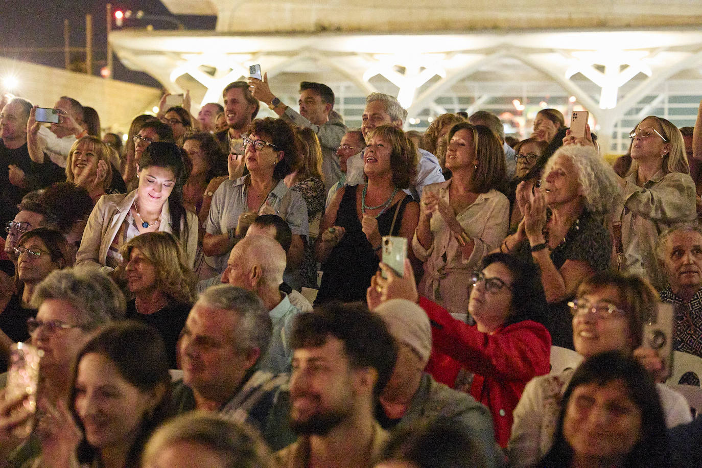 Raphael enamora a Valencia en otra &#039;gran noche&#039;