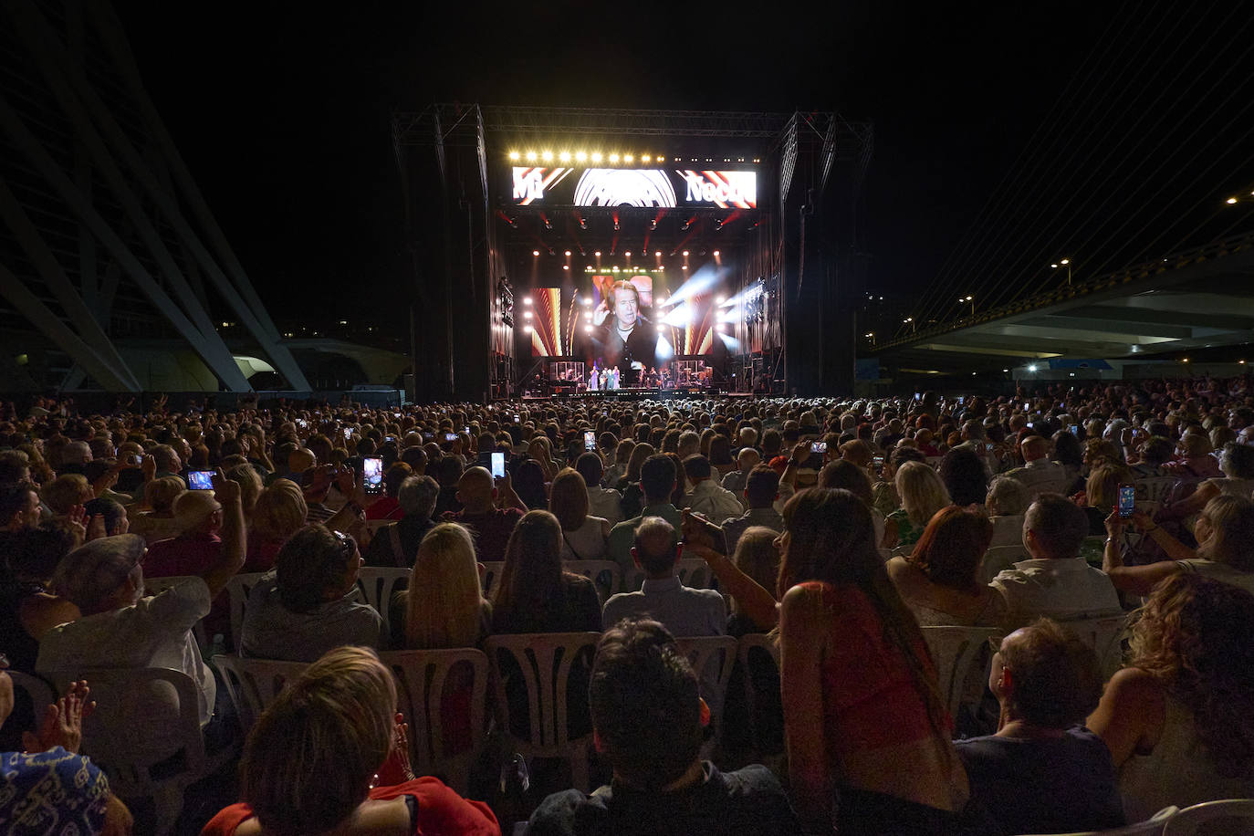 Raphael enamora a Valencia en otra &#039;gran noche&#039;