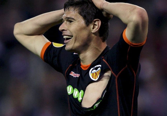 Zigic, con la camiseta rota.