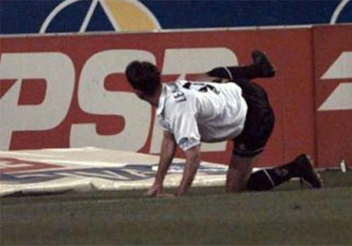 Imagen de Leandro haciendo el perrito y orinando en el Calderón.