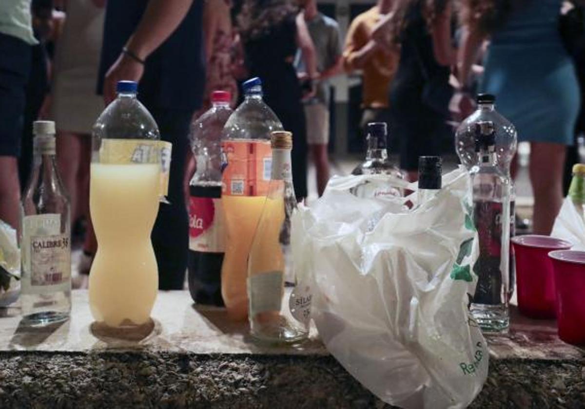 Jóvenes en un botellón, en una imagen de archivo.