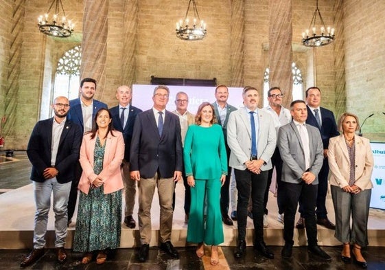 La alcaldesa de Valencia, María José Catalá, junto a los doce alcaldes ribereños de la Albufera.