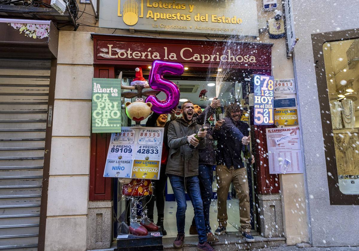 Celebración de un premio de lotería, en una imagen de archivo.