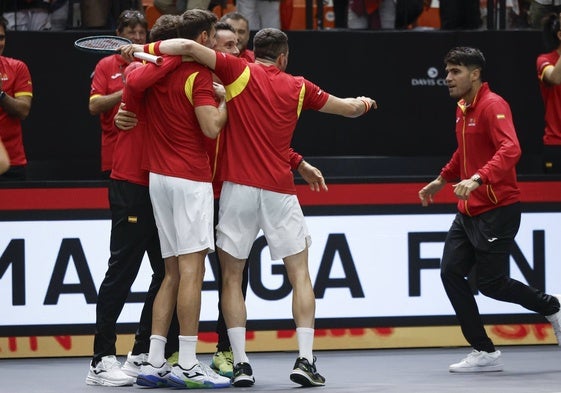 El equipo español, celebrando en la Fonteta.