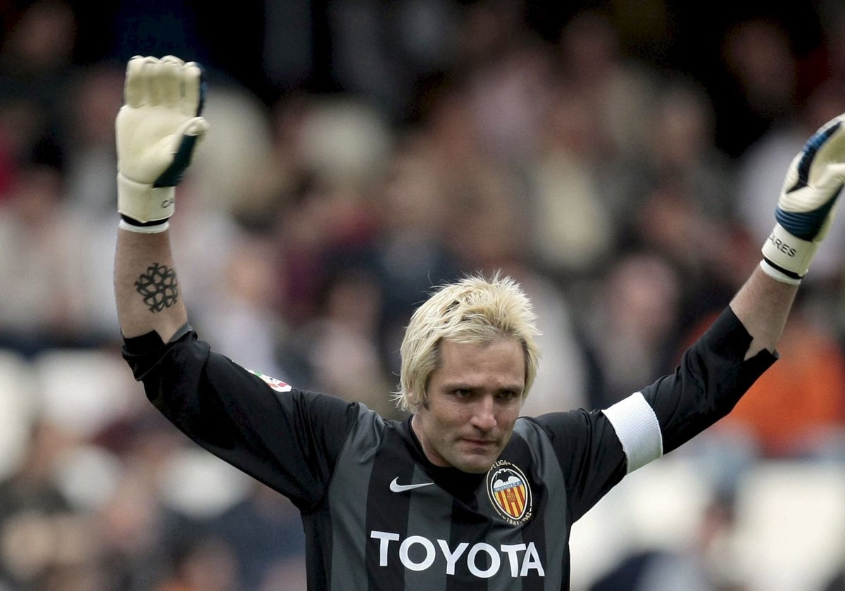 Cañizares, en el calentamiento de su último partido con el Valencia en Mestalla, 2008.