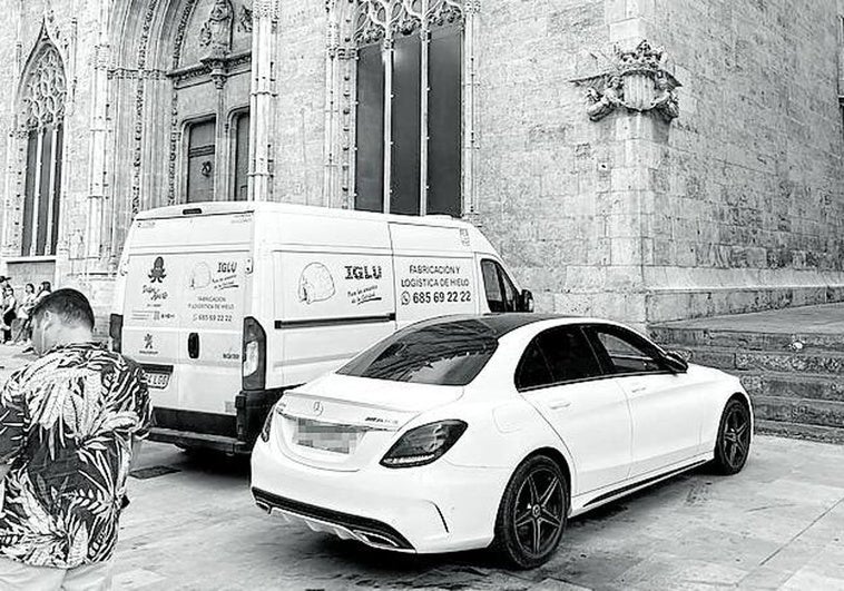 Aparcamiento junto al edificio Patrimonio de la Humanidad.