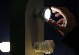 El precio de la luz continúa a la baja este lunes.