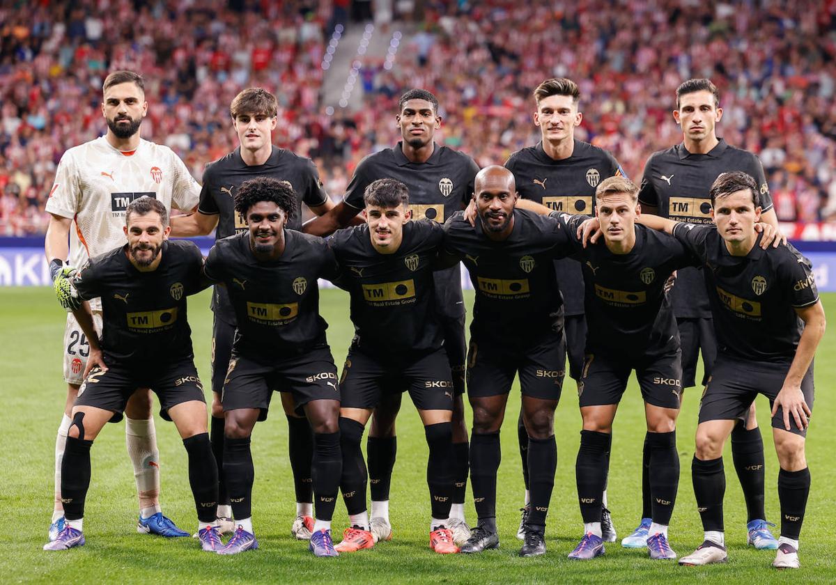 El once inicial del Valencia, posando en los instantes previos al inicio del partido ante el Atlético de Madrid.