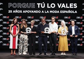 L'Oreal Paris premia a Isabel Sanchis, Pedro del Hierro y la modelo Pino Montesdeoca.