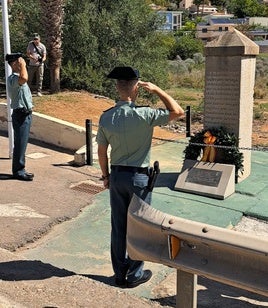 Un momento del homenaje a los guardia civiles fallecidos en el Barranco de Bellver.