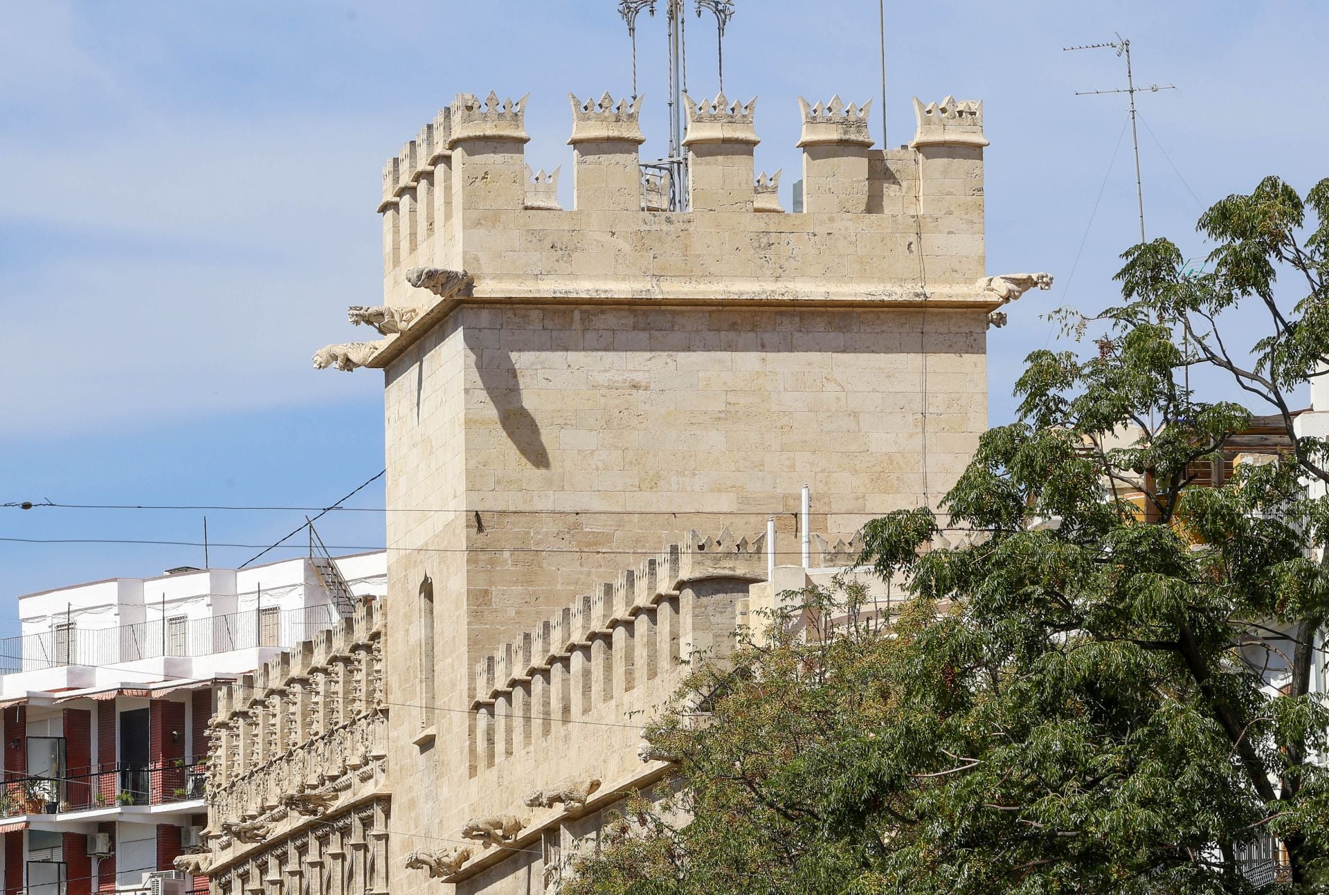 Comienzan los trabajos de restauración en las almenas de la Lonja