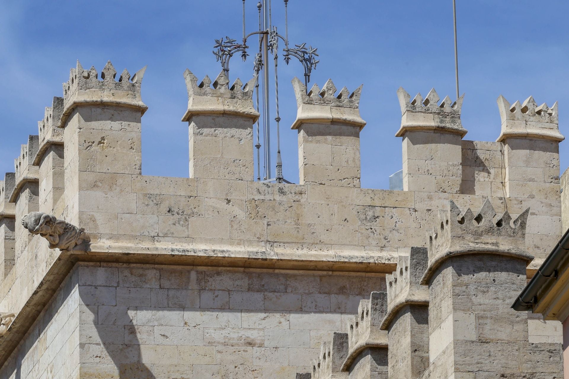 Comienzan los trabajos de restauración en las almenas de la Lonja