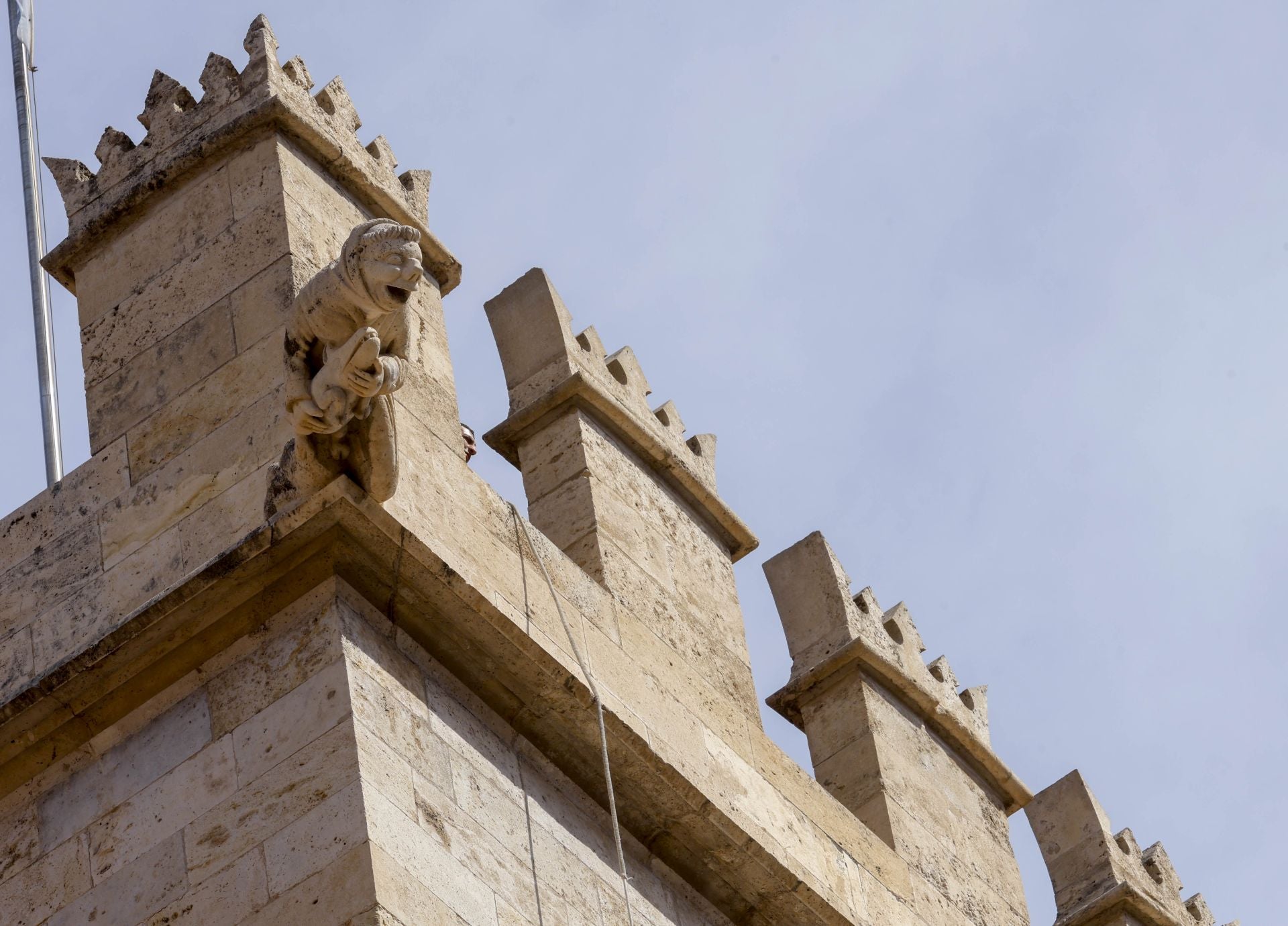 Comienzan los trabajos de restauración en las almenas de la Lonja