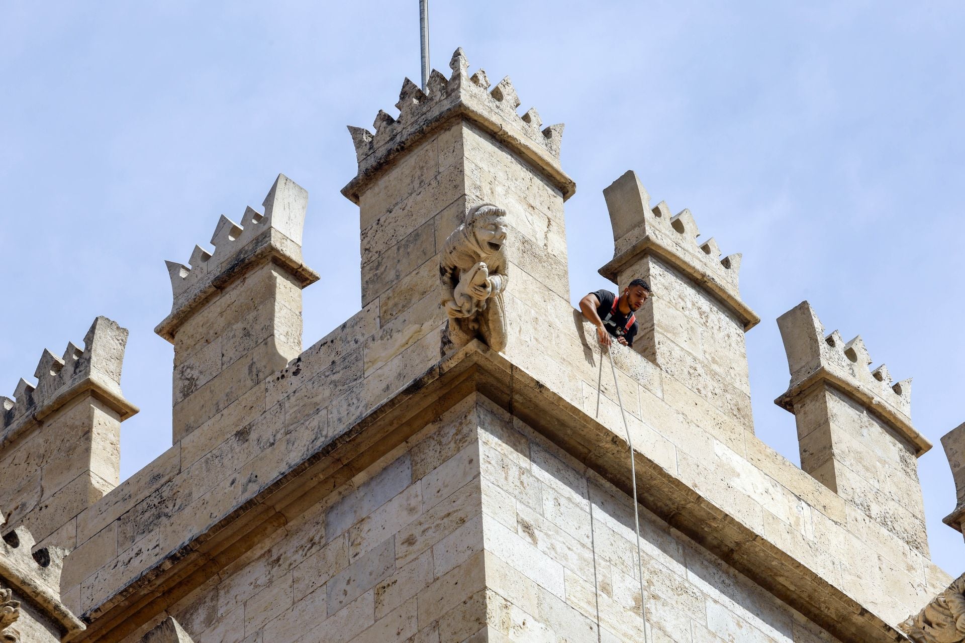 Comienzan los trabajos de restauración en las almenas de la Lonja