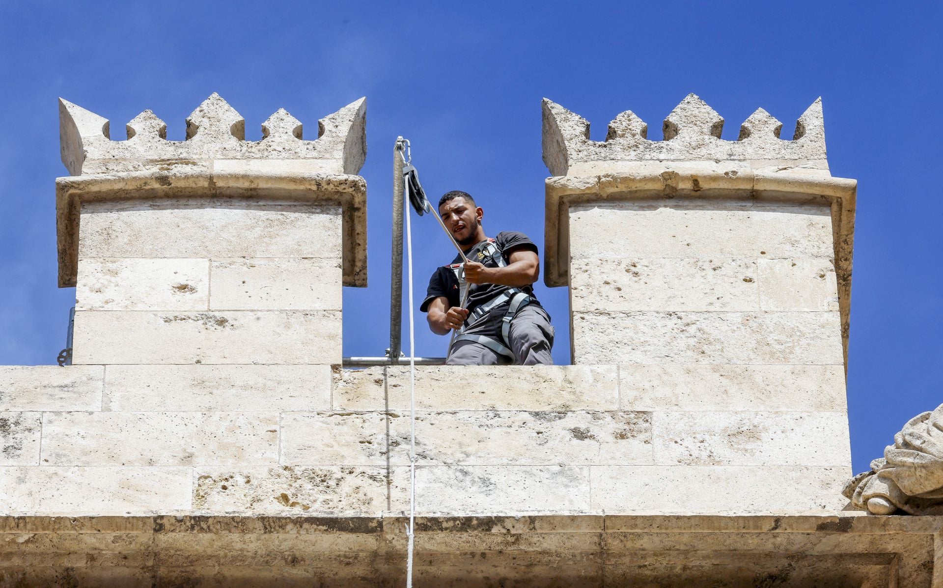 Comienzan los trabajos de restauración en las almenas de la Lonja