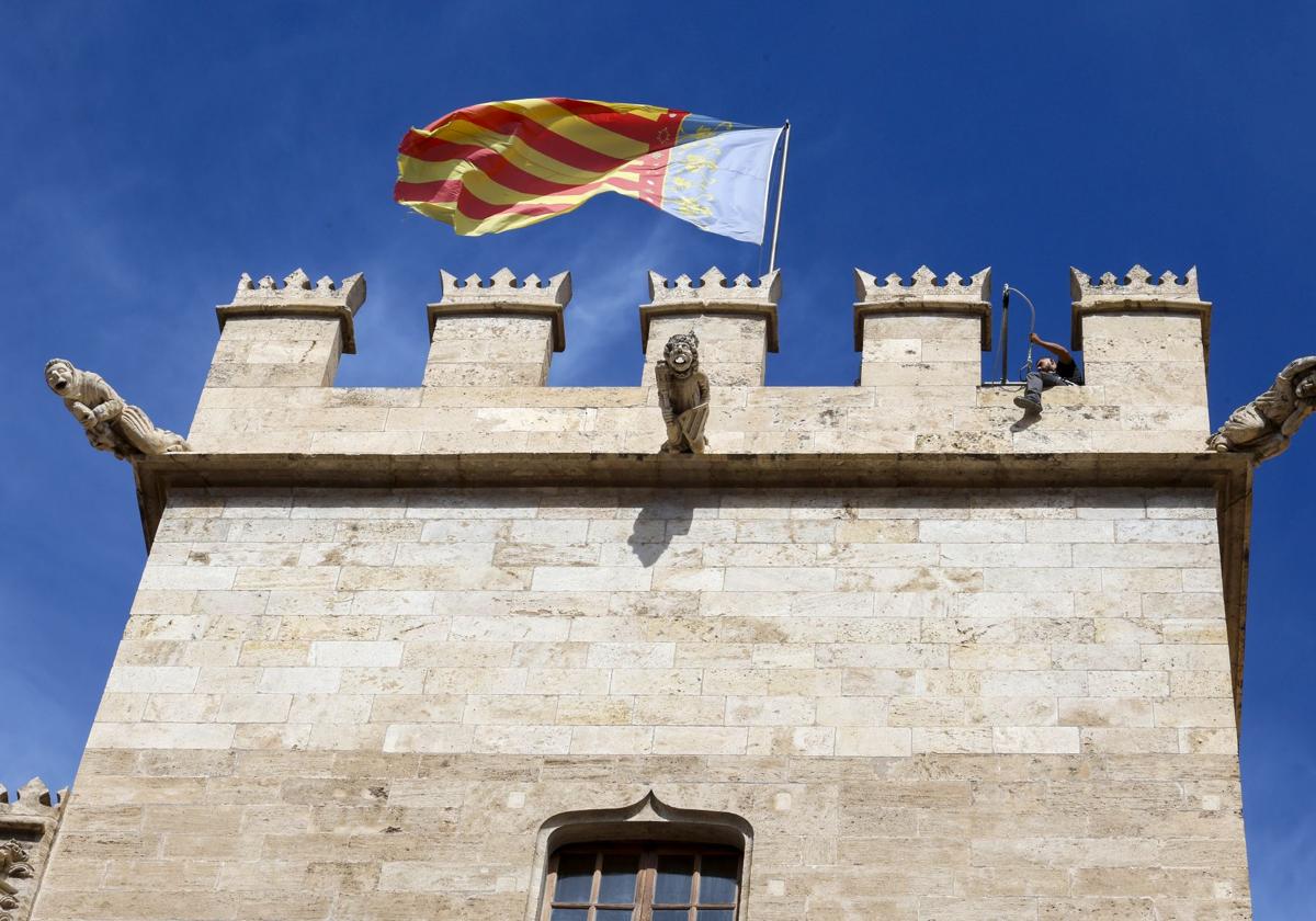 Comienzan los trabajos de restauración en las almenas de la Lonja