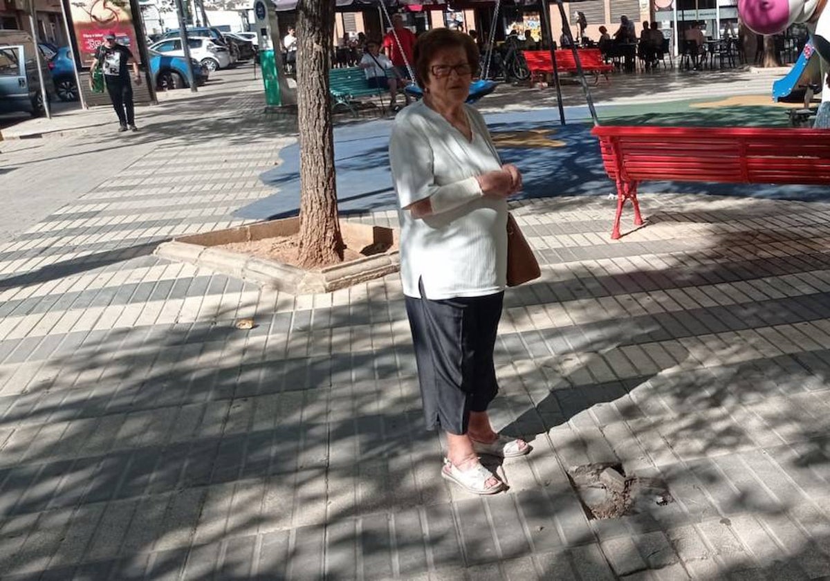 «Mi madre acabó en el hospital por un agujero que nadie arregla»